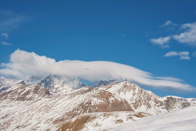 Bela vista das majestosas montanhas cobertas de neve sob o céu azul