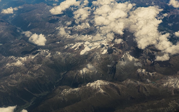 Bela vista das montanhas com nuvens do avião