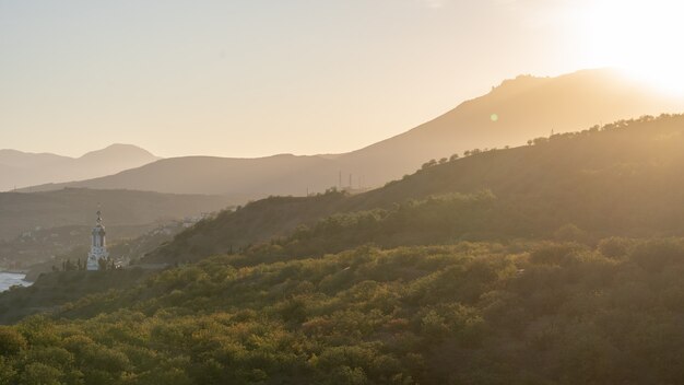 Bela vista das montanhas desde o pico. Pôr do sol nas montanhas. Copie o espaço