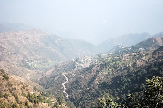 Bela vista das montanhas do Himalaia do templo Kunjapuri de Uttarakhand Índia