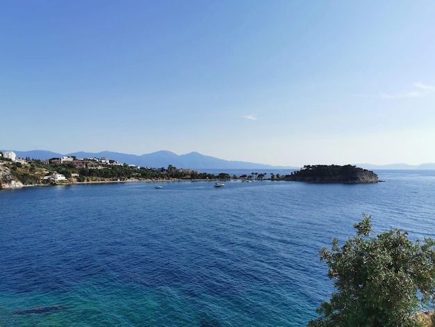 Bela vista das montanhas e do mar azul em um dia ensolarado Kusadasi Turquia