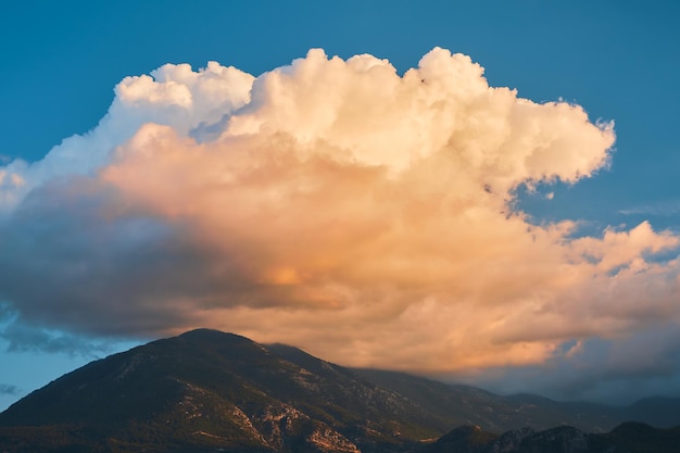 Bela vista das montanhas e nuvens ao pôr do sol ideia para um fundo ou papel de parede pôr do sol fantástico nas montanhas ao lado do Mar Egeu