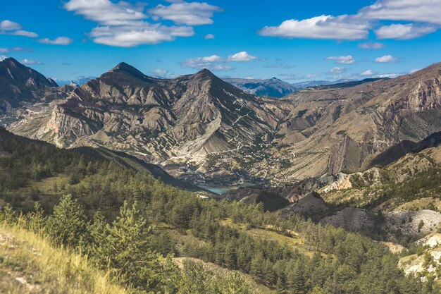 Bela vista das montanhas e vale verde