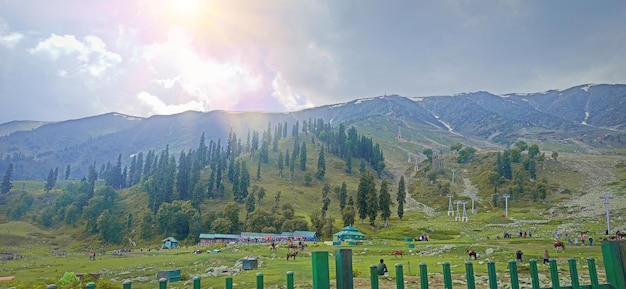 Bela vista das montanhas em um dia ensolarado na caxemira gulmarg