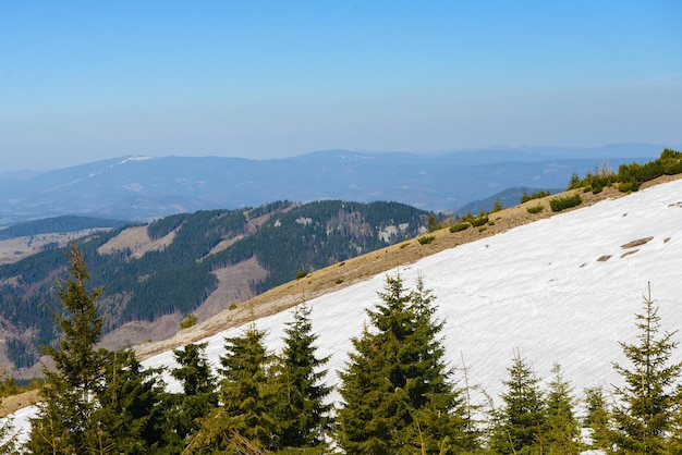 Bela vista das montanhas nevadas com céu azul, durante o dia ensolarado da primavera. Tatras ocidentais.