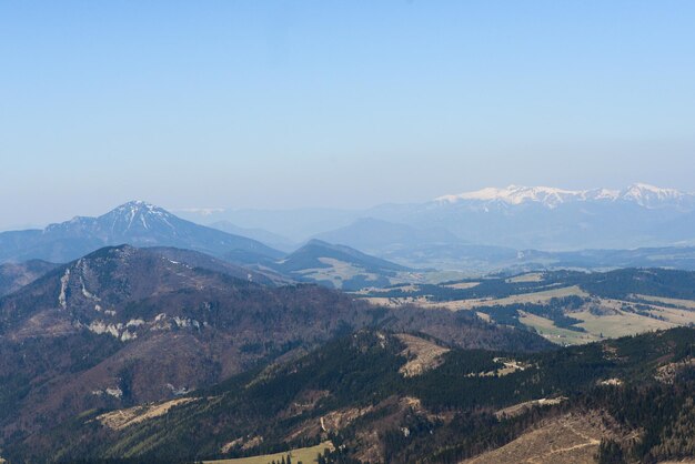 Bela vista das montanhas nevadas com céu azul, durante o dia ensolarado da primavera. tatras ocidentais.