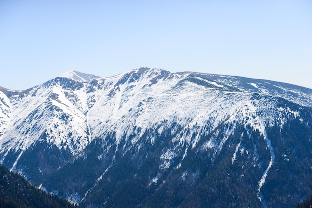 Bela vista das montanhas nevadas com céu azul, durante o dia ensolarado da primavera. Tatras ocidentais.