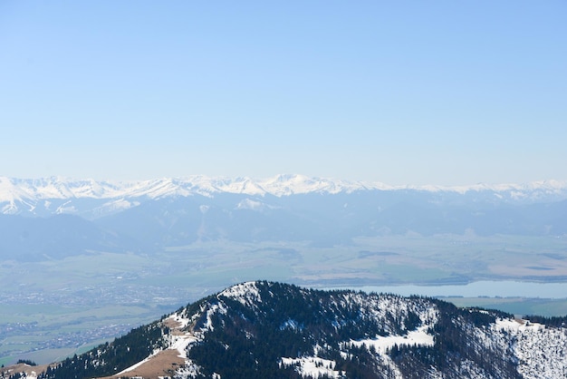 Bela vista das montanhas nevadas com céu azul, durante o dia ensolarado da primavera. Tatras ocidentais.