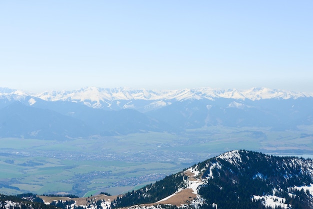Bela vista das montanhas nevadas com céu azul, durante o dia ensolarado da primavera. Tatras ocidentais.