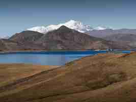 Foto bela vista das paisagens do planalto tibetano com o lago yamdrok distrito de shannan xizangchina ocidental