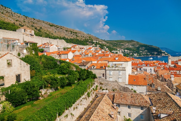 Bela vista das pequenas casas de Dubrovnik das muralhas da cidade, Croácia