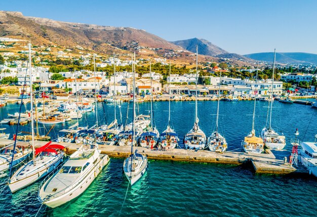 Bela vista de barcos e iates atracados na marina da Ilha de Paros, Grécia