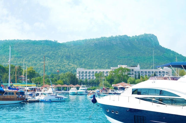 Bela vista de barcos modernos no cais