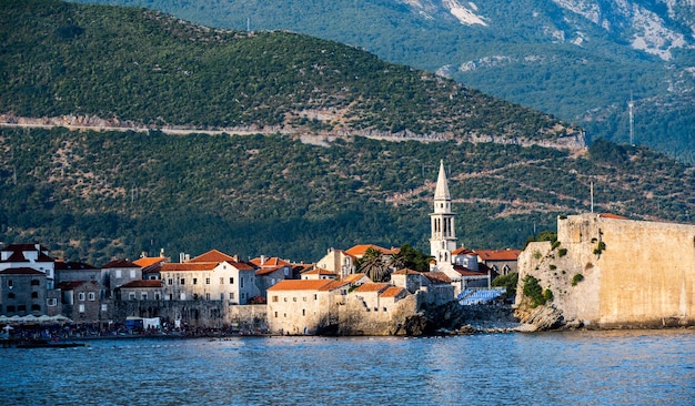 Bela vista de budva montenegro sobre a cidade antiga do mar adriático velha arquitetura mediterrânea sagacidade
