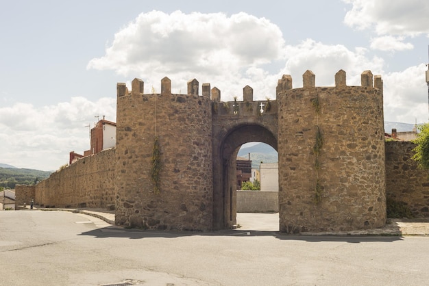 Bela vista de El Barco de Avila Castilla la Mancha na Espanha sob um céu nublado