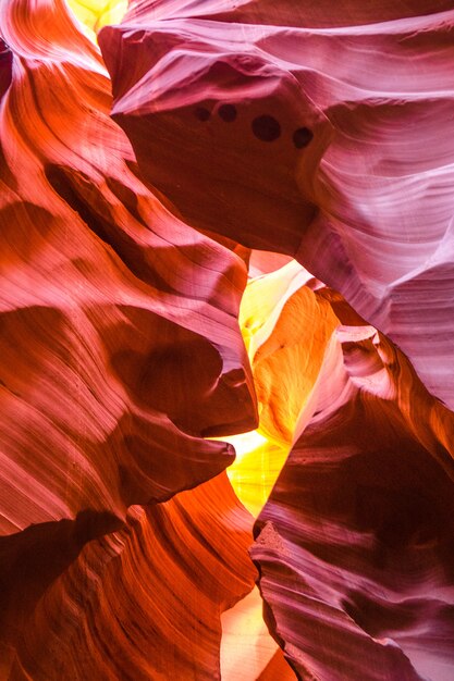 Bela vista de formações de arenito do Antelope Canyon no famoso Parque Nacional Navajo Tribal perto de Page, Arizona, EUA