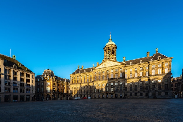 Bela vista de inverno do palácio real na praça dam, em amsterdã, na holanda