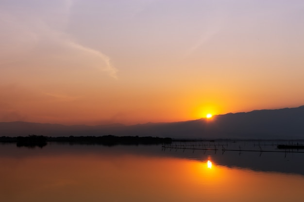 Bela vista de kwan phayao, tailândia com foco suave