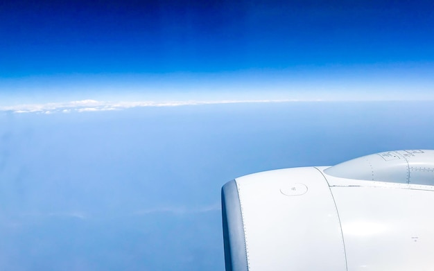 bela vista de linha de céu azul e nuvem forma a janela do avião