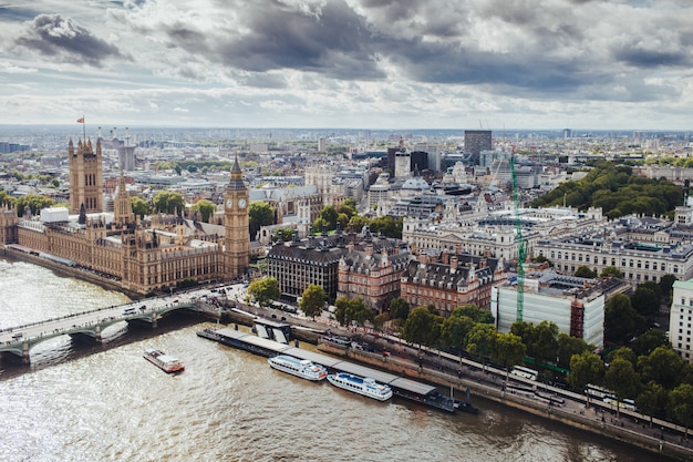 Bela vista de Londres com seus edifícios famosos: Big Ben, Palácio de Westminster, Westminster Bridge