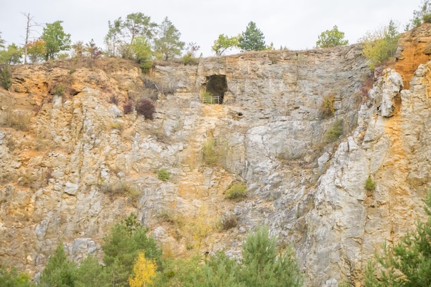 Bela vista de montanhas e rochas num dia de outono perto de cavernas de konepruske