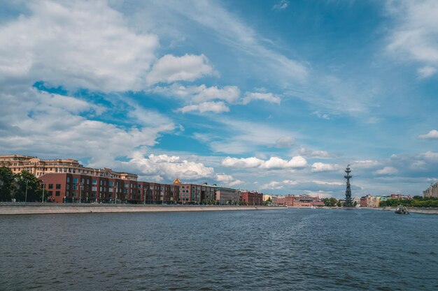 Bela vista de Moscou Vista panorâmica do Rio Moscou na Rússia em um dia ensolarado de verão