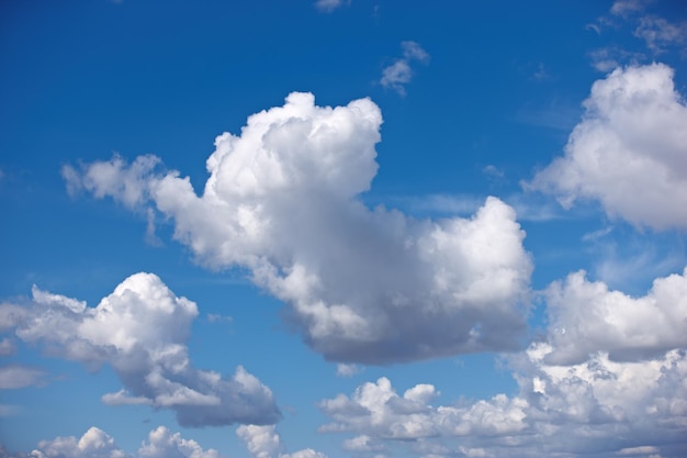 Bela vista de nuvens cumulus em um céu azul com espaço de cópia de baixo Cloudscape macio com aerossol fofo durante o dia Nuvens brancas inchadas simbolizando a espiritualidade da iluminação e o céu