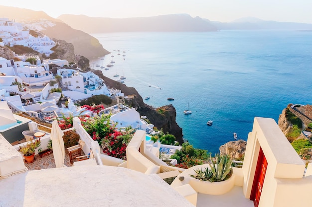 Bela vista de Oia com casas brancas tradicionais ilha de Santorini Grécia