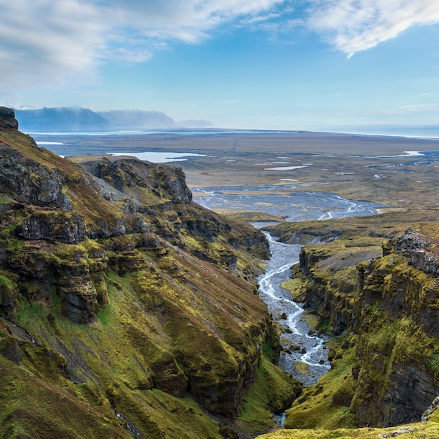 Bela vista de outono do Mulagljufur Canyon até a geleira Fjallsarlon com a lagoa de gelo Breidarlon, Islândia e Oceano Atlântico, na extremidade sul da calota polar Vatnajokull e do vulcão Oraefajokull