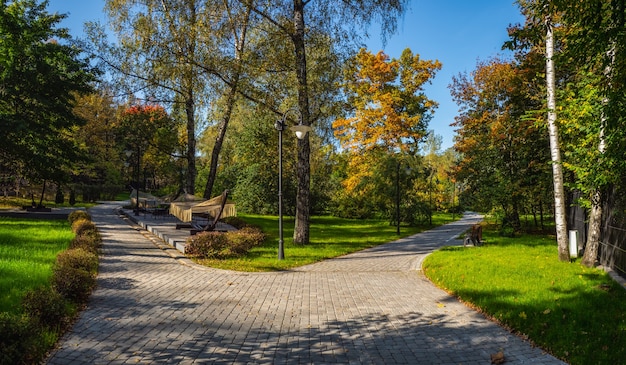 Bela vista de outono do Parque Sokolniki em Moscou. Bifurcação da estrada.