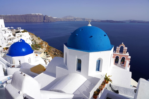 Bela vista de Santorini com a aldeia de Caldera e Oia com igrejas de cúpulas azuis Grécia