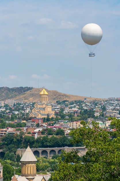 Bela vista de Tbilis, capital da Geórgia. Paisagem urbana