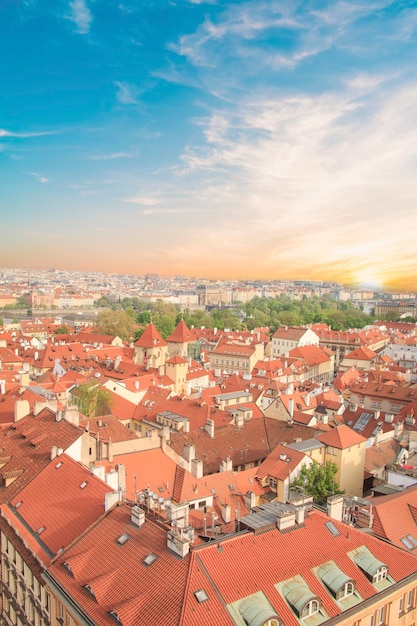 Bela vista de telhados no bairro histórico de Praga, República Checa