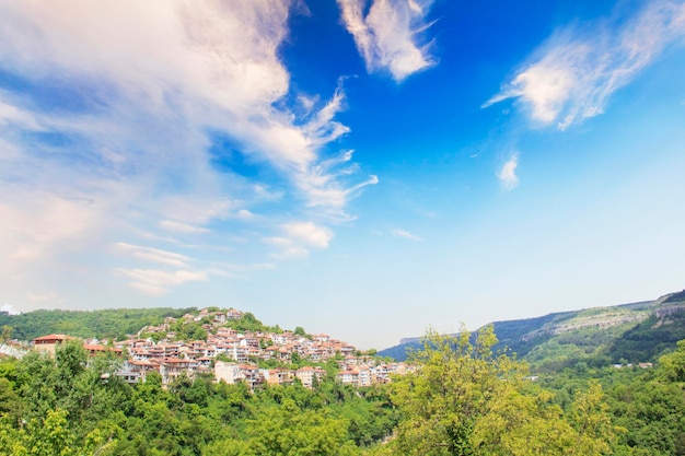 Bela vista de Tsarevets nas montanhas, em Veliko Tirnovo, Bulgária