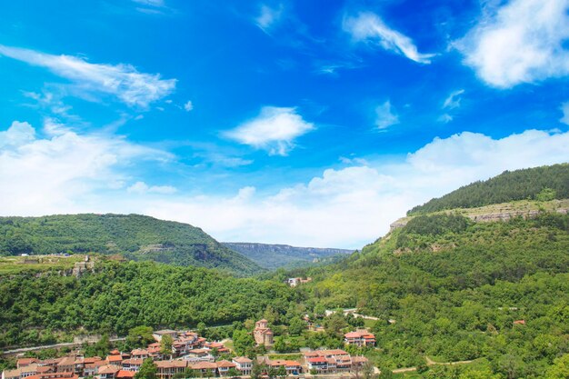 Bela vista de tsarevets nas montanhas, em veliko tirnovo, bulgária