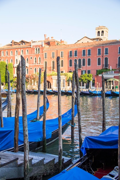 Bela vista de um dos canais venezianos em Veneza, Itália