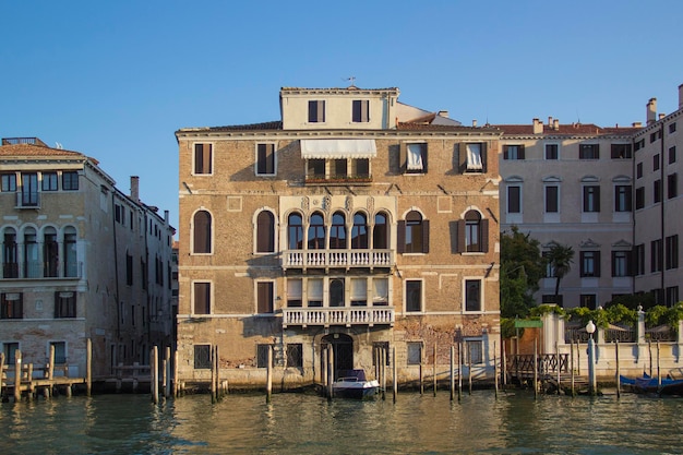 Bela vista de um dos canais venezianos em Veneza, Itália