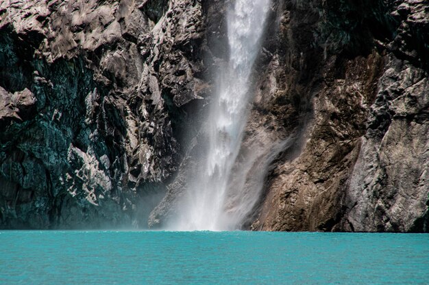 Bela vista de um lago cercado por montanhas rochosas no parque nacional huascaran huallin peru