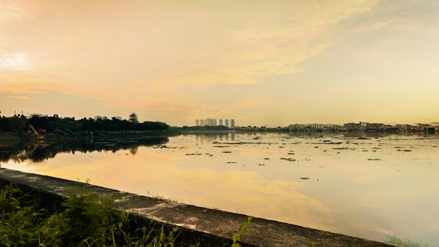 Bela vista de um lago e nuvens à tarde