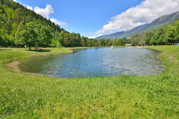 Bela vista de um lago em um parque de lazer do vale do Tarentaise, nos Alpes franceses