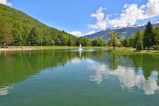 Bela vista de um lago em um parque de lazer do vale do Tarentaise, nos Alpes franceses