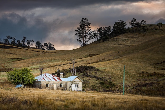 Bela vista de uma antiga fazenda na Tasmânia, Austrália