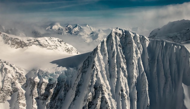 Bela vista de uma cadeia de montanhas nevadas