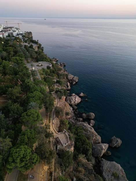 Bela vista de uma costa rochosa de uma ilha com árvores em Antalya, Turquia