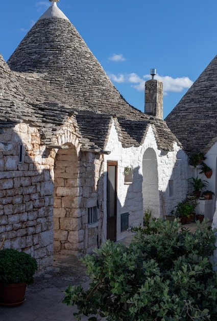 Bela vista de uma rua estreita na cidade de Alberobello