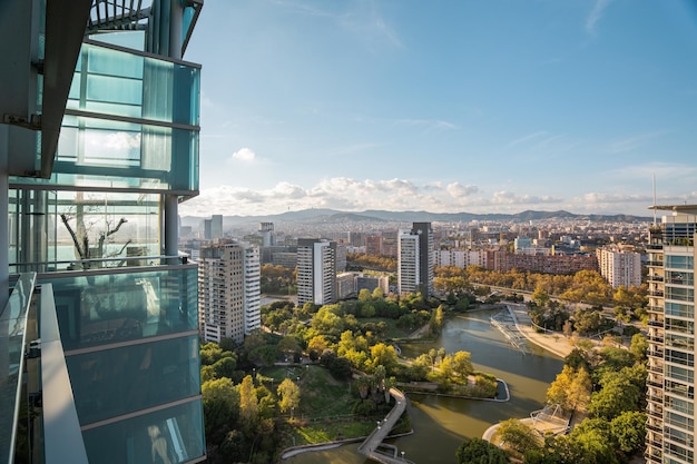 Bela vista de uma sacada da área residencial de mar diagonal com casas altas e canal de água em