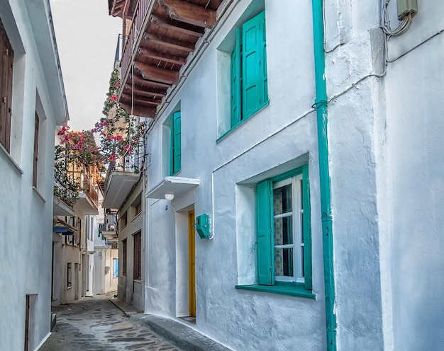 Bela vista de velhas casas brancas em estilo das Cíclades nas ruas estreitas da ilha de Skopelos na Grécia