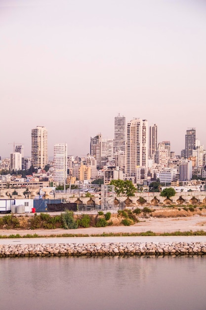 Bela vista do aterro à noite em Beirute, Líbano