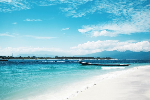 Bela vista do barco na praia tropical do mar Gili Trawangan Lombok Indonésia