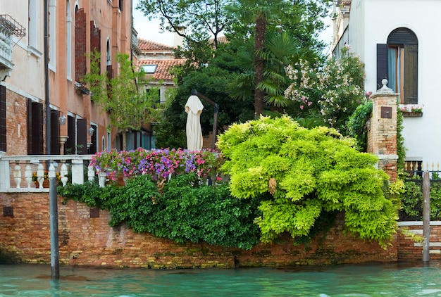 Bela vista do canal veneziano de verão, Veneza, Itália